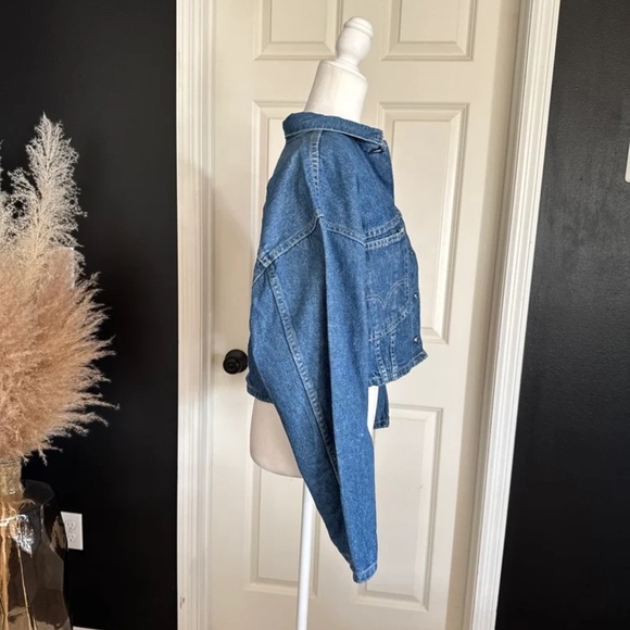 Vintage Levi’s Cropped Large Red Tab RARE Denim Jacket
Size Large - Picture 6 of 14